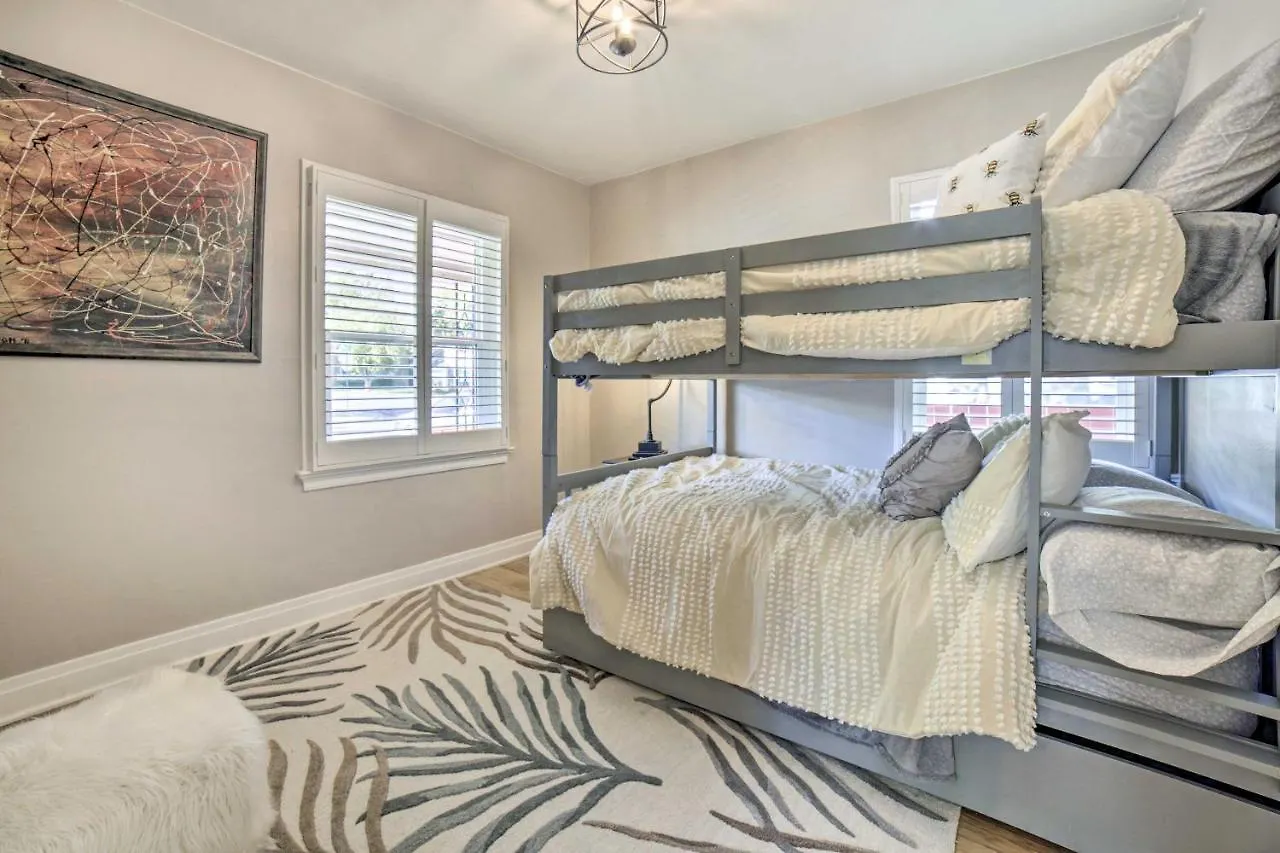Enchanting Reno Retreat With Deck Walk To Midtown! Holiday home